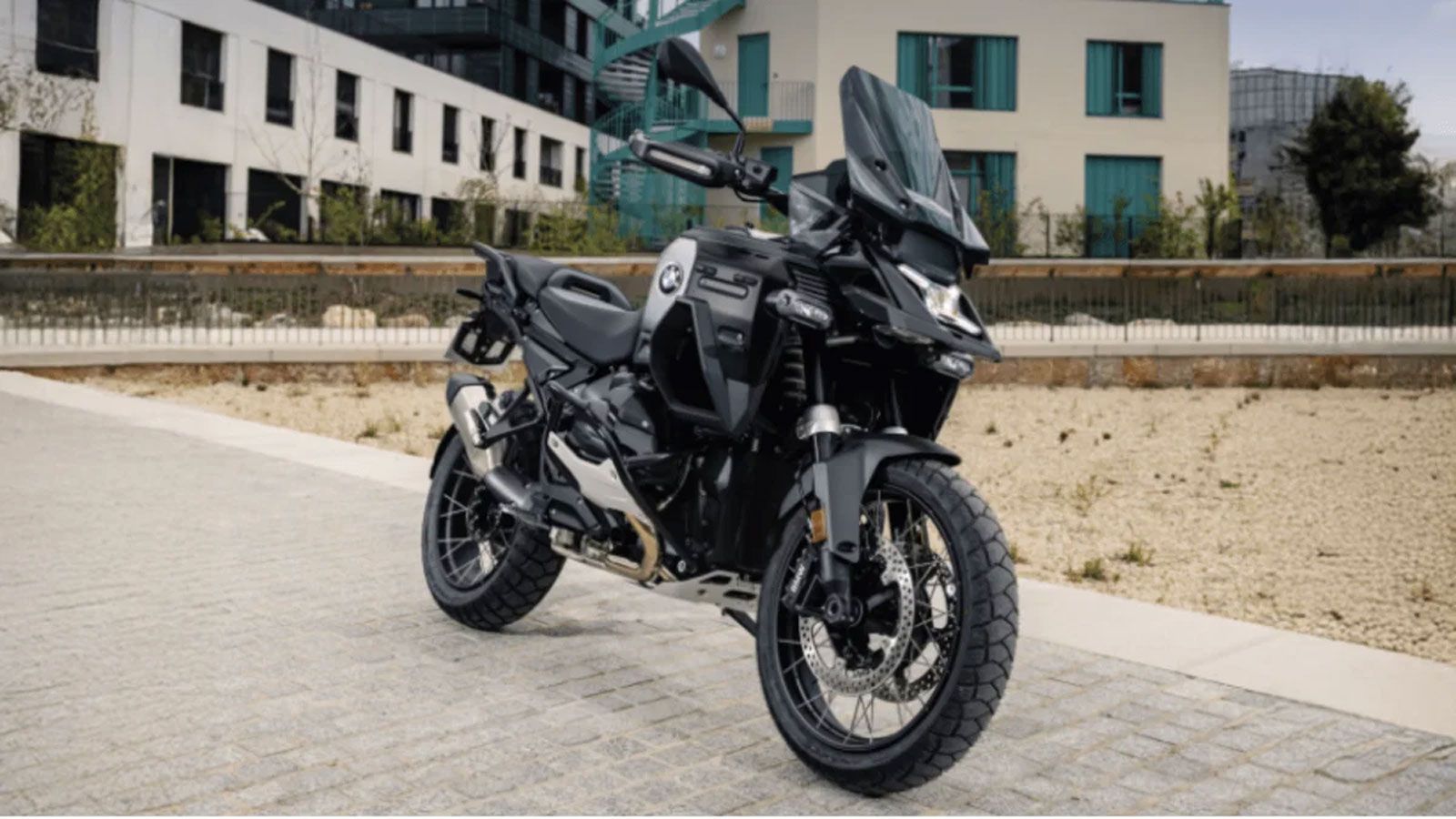 Η νέα R1300 GS Adventure Dark Edition υιοθετεί το γνωστό Triple Black στυλ, με πλήρως σκοτεινή αισθητική που ενισχύει τον premium χαρακτήρα της.