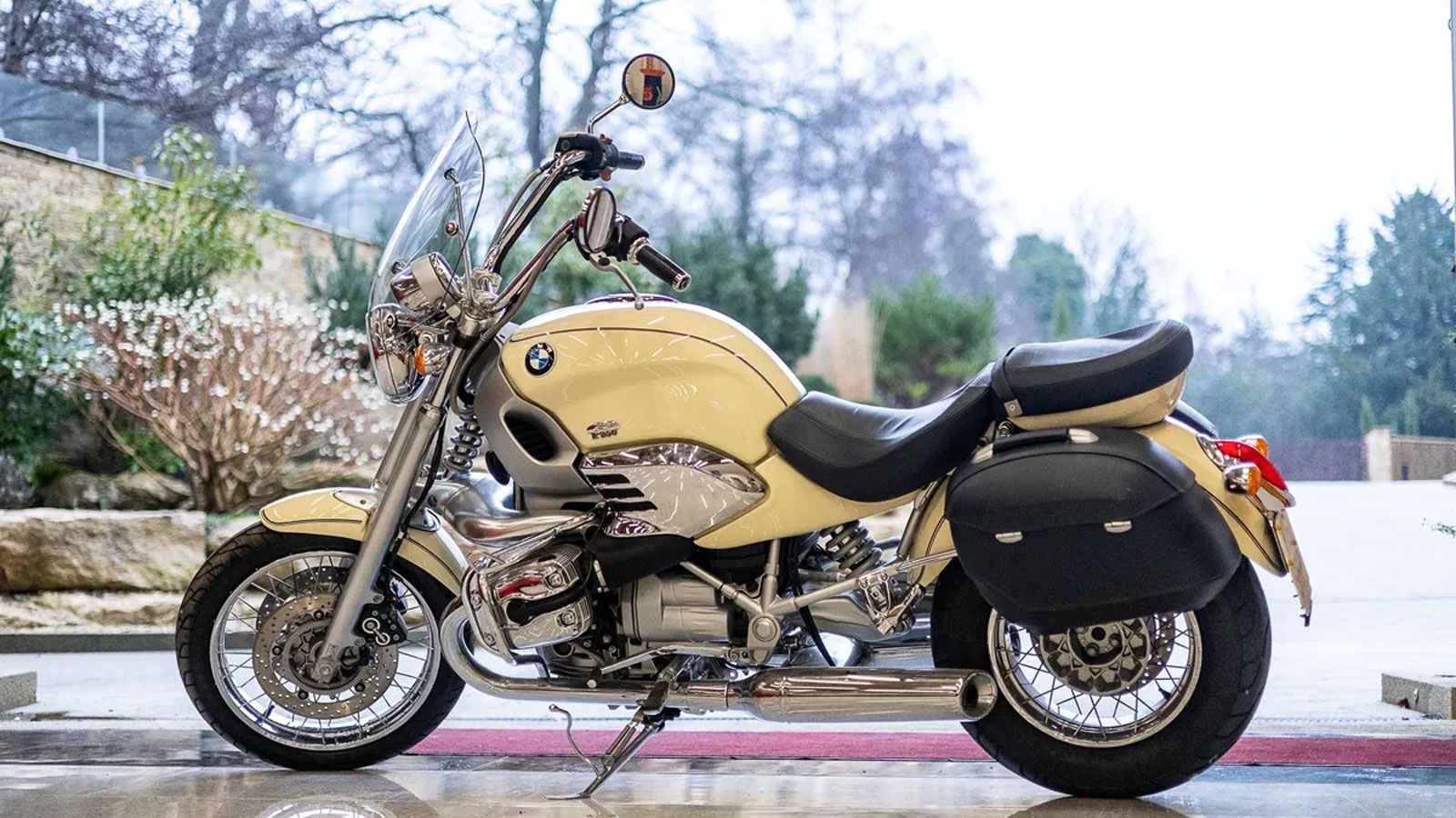 Πλαϊνή προφίλ BMW R850 C 2000 με βαλίτσες, χαμηλή σέλα και χαρακτηριστικό boxer κινητήρα