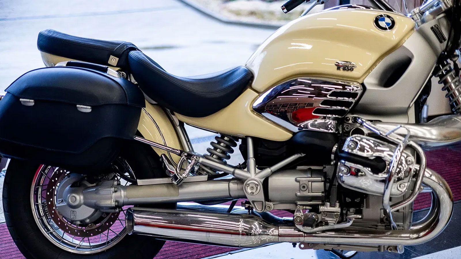 BMW R850 C σε κρεμ χρώμα, πλαϊνή άποψη με βαλίτσες και boxer κινητήρα σε κατάσταση σχεδόν καινούργια