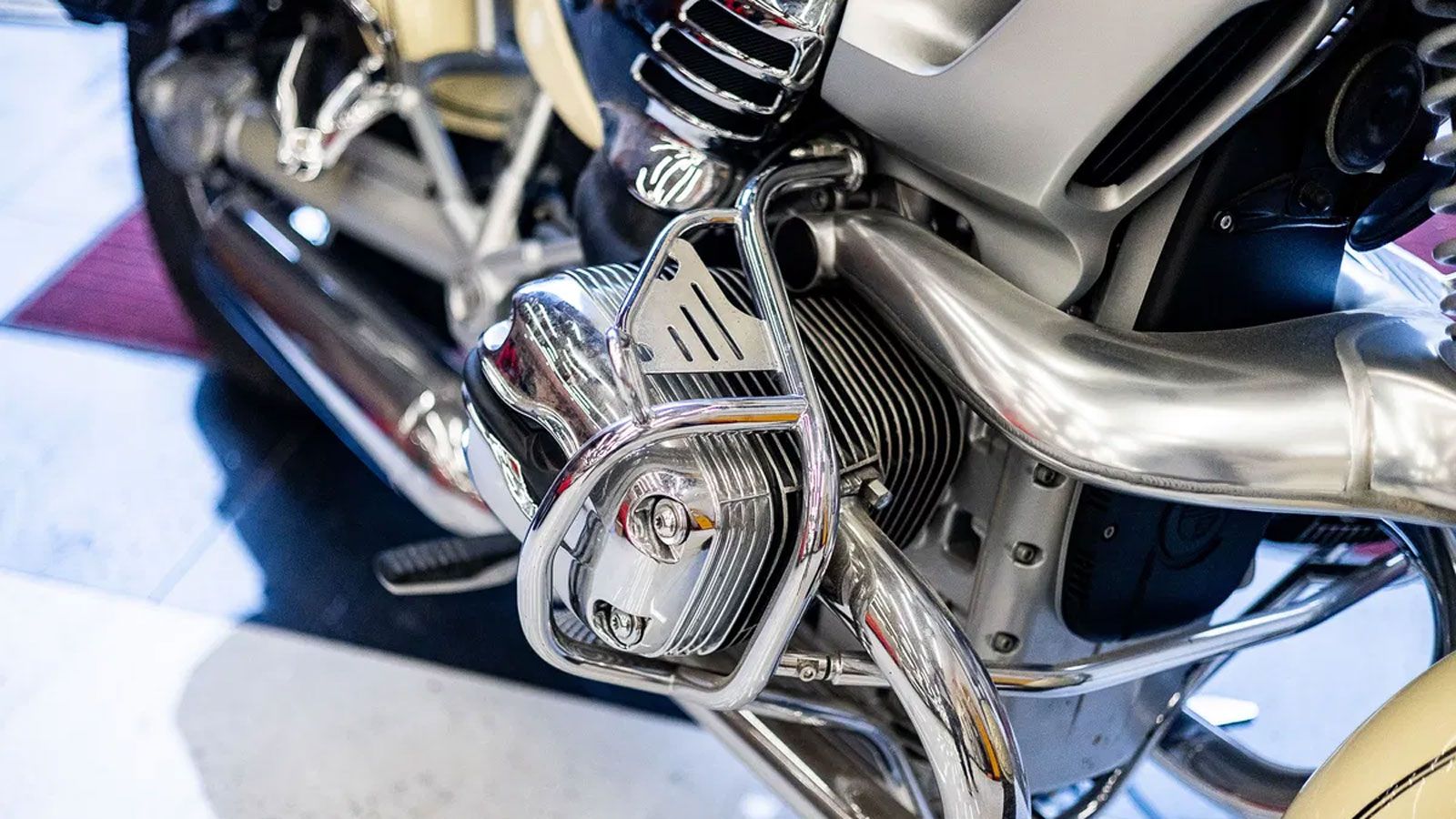 Λεπτομέρεια boxer κινητήρα BMW R850 C με προστατευτικό κάγκελο και γυαλισμένο εξάτμιση