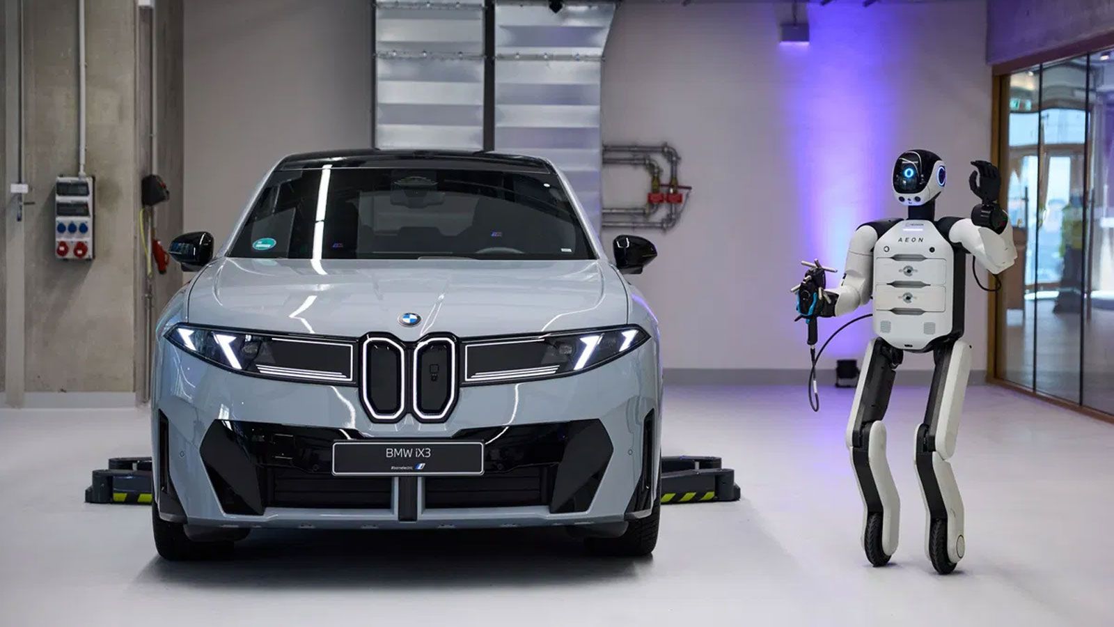 Κεντρικό ρόλο στο πρόγραμμα έχει το AEON, ένα ανθρωποειδές ρομπότ που αναπτύχθηκε από την εταιρεία ρομποτικής Hexagon.