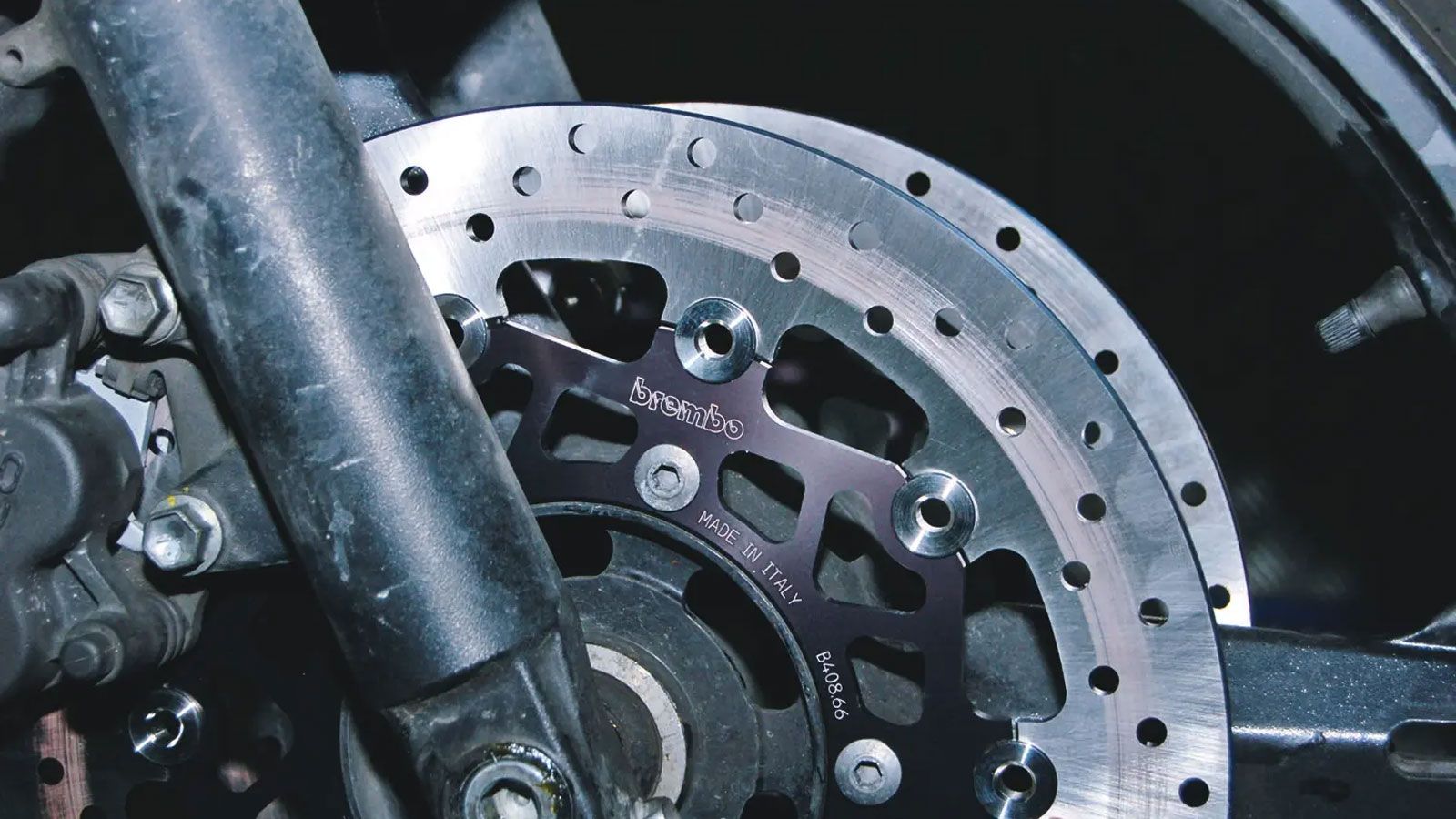 δύο δισκόπλακες μοτοσυκλέτας.Τα λάθη που σου κοστίζουν αλλαγή στα δισκόφρενα – Πως το αποφεύγεις