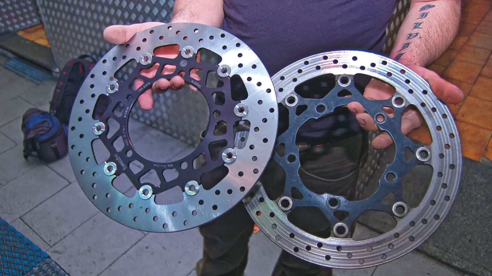 Κρατάει δύο δισκόπλακες μοτοσυκλέτας.Τα λάθη που σου κοστίζουν αλλαγή στα δισκόφρενα – Πως το αποφεύγεις