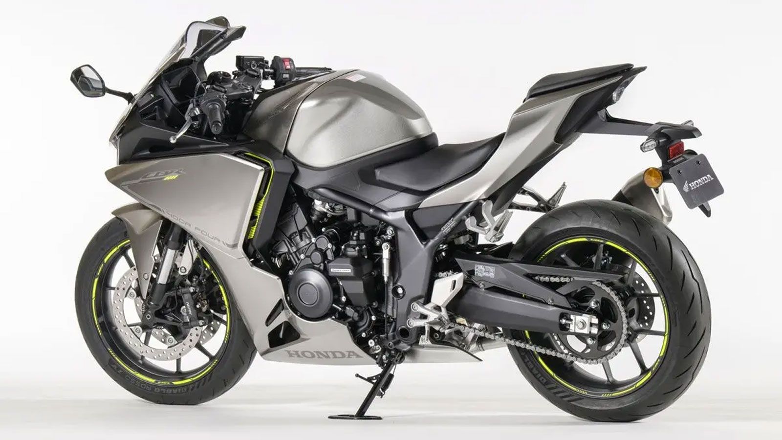Η νέα Honda CBR400R FOUR δεν περιορίζεται μόνο στον κινητήρα της. Η σχεδίαση δείχνει ξεκάθαρα ότι η Honda θέλει να δημιουργήσει μια premium sport μοτο