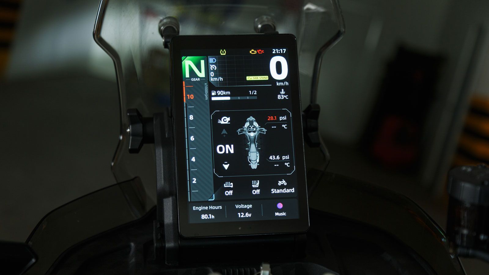 Στο cockpit δεσπόζει η έγχρωμη TFT οθόνη αφής 8 ιντσών, μέσω της οποίας ο αναβάτης έχει πρόσβαση σε όλες τις λειτουργίες της μοτοσυκλέτας και στα ηλεκ