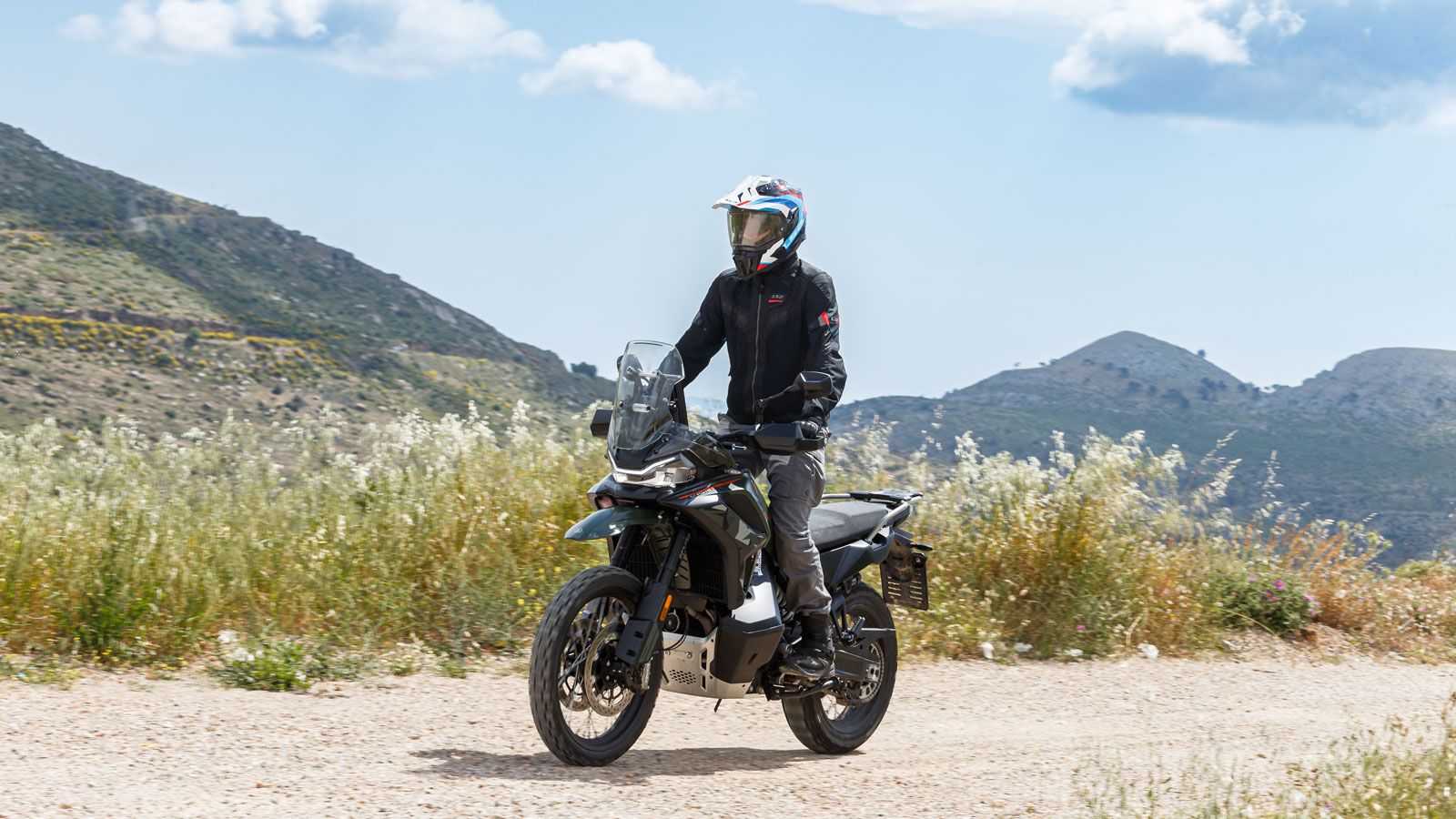 Εμμένοντας για λίγο ακόμα στο χώμα, είναι μία –σχετικά– εύκολη μοτοσυκλέτα που θα περάσει και από νεροφαγώματα και μεγάλες κροκάλες εκτός 