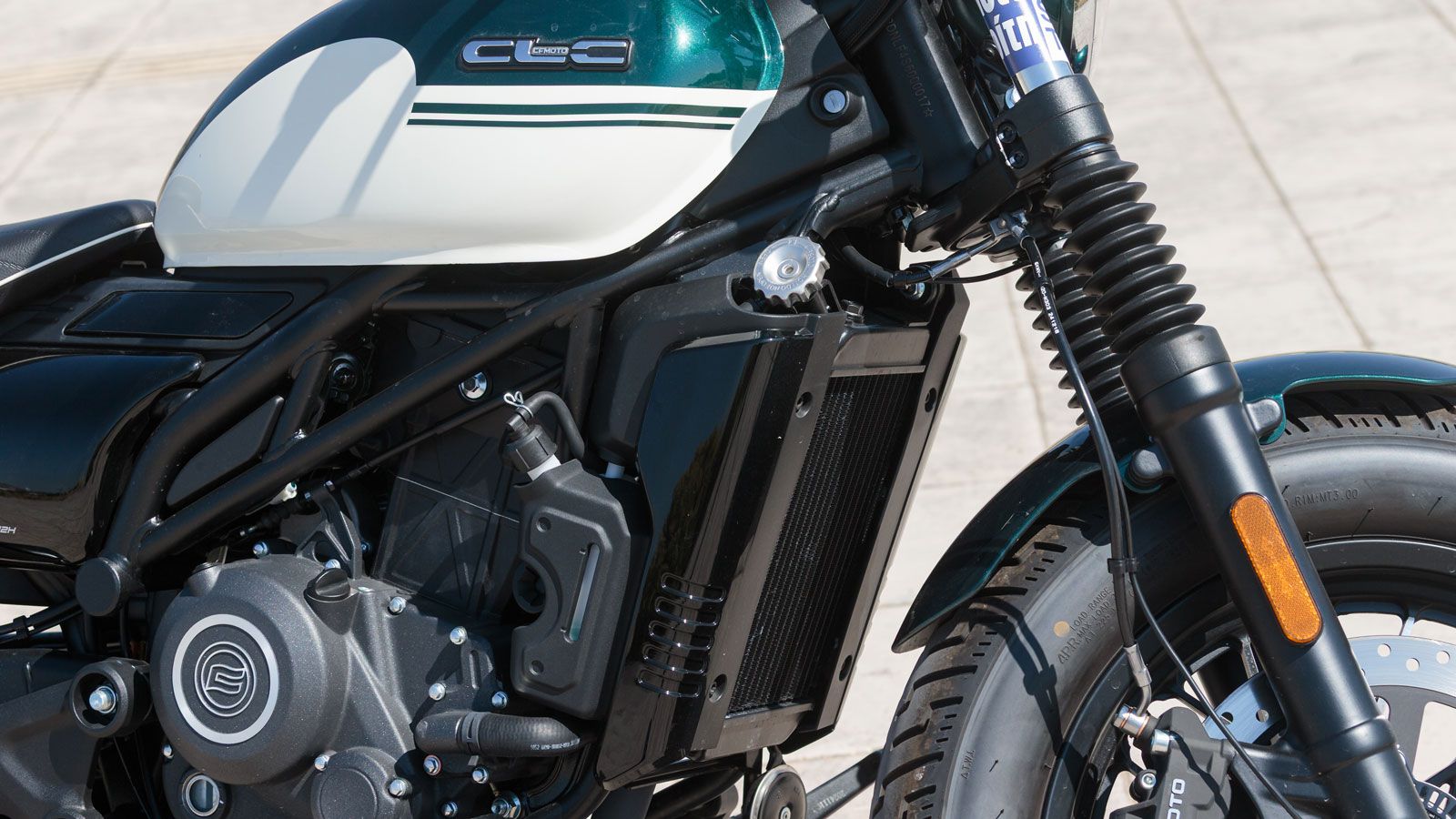 Στο μπροστινό μέρος συναντάμε τηλεσκοπικό πιρούνι διαμέτρου 37 χιλιοστών, ενώ πίσω το ψαλίδι είναι με δύο αμορτισέρ, κλασική λύση που ταιριάζει στον ρ