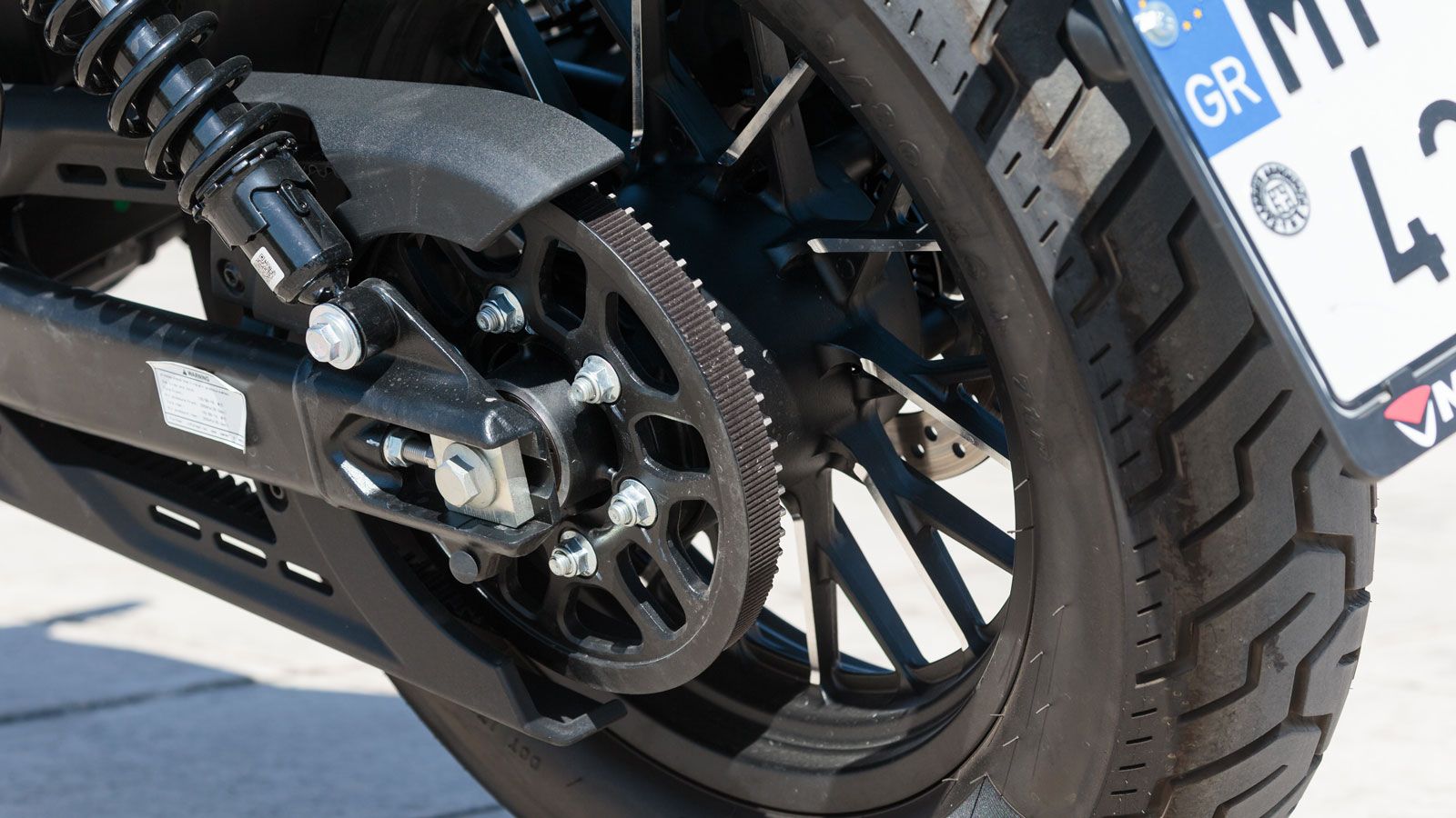  Οι αναρτήσεις είναι «σφιχτές» στην αίσθηση, γεγονός που βελτιώνει τη σταθερότητα στις στροφές αλλά μεταφέρει περισσότερες ανωμαλίες στον αναβάτη, ειδ