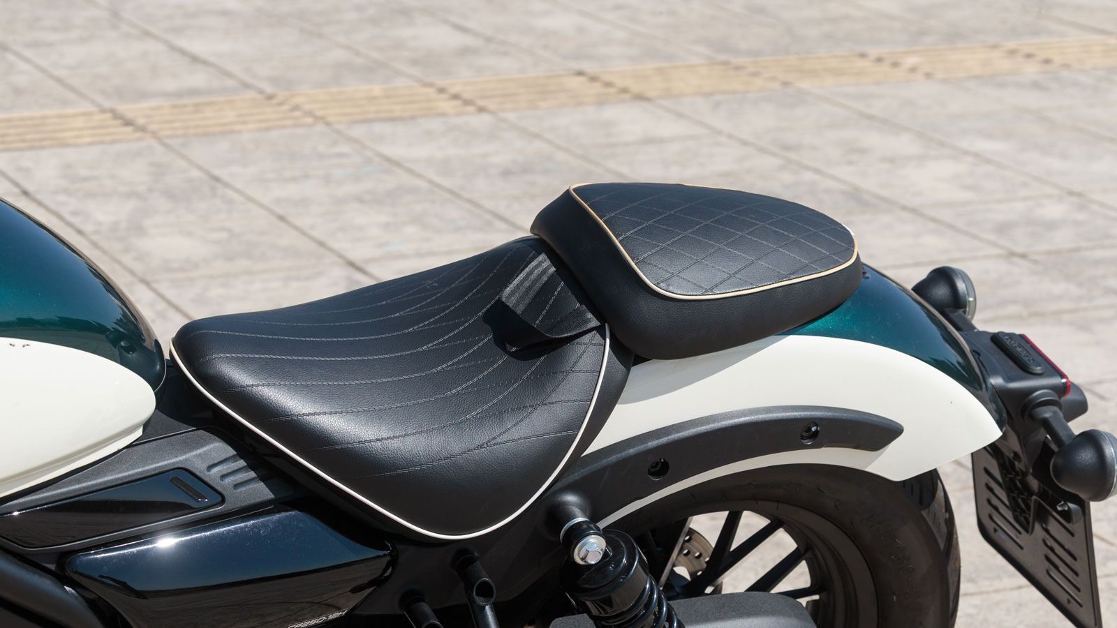 Η χαμηλή σιλουέτα εμπνέει σιγουριά σε εκκινήσεις και σταματήματα, ενώ η κατανομή βάρους το κάνει απρόσμενα ευέλικτο. 