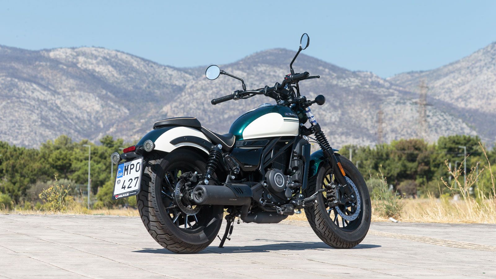 Το σύστημα πέδησης φέρει την υπογραφή της J.Juan, με μπροστινό δίσκο 300 χιλιοστών και τετραπίστονη δαγκάνα και πίσω δίσκο 220 χιλιοστών με μονοπίστον