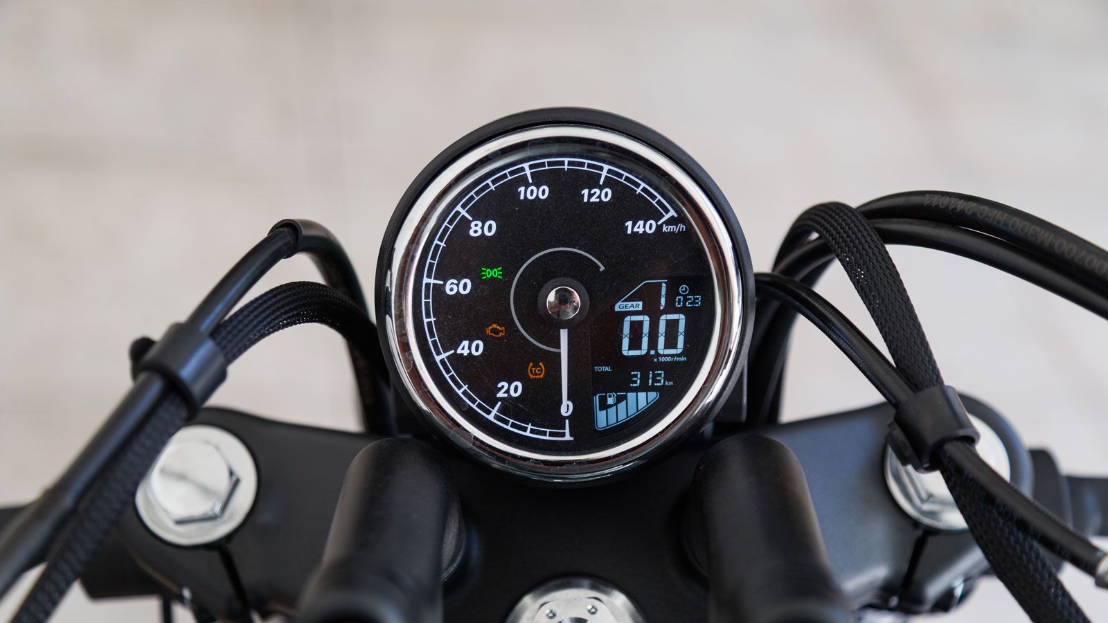 Η σέλα είναι σχετικά σκληρή και την νιώθεις αρκετά μετά τα 30 λεπτά οδήγησης. Στο κομμάτι των οργάνων, το CFMOTO 250CL-C παραμένει πιστό στο ρετρό του