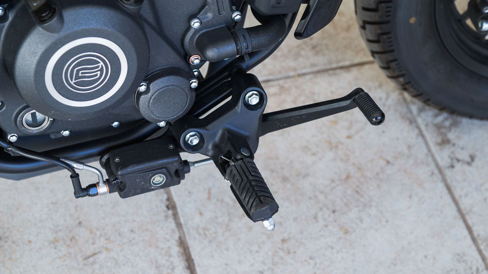 Οι ουδέτερες θέσεις τιμονιού και μαρσπιέ διαμορφώνουν μια όρθια και άνετη στάση οδήγησης, με το τιμόνι να είναι ελαφρύ και ξεκούραστο στην καθημερινή 