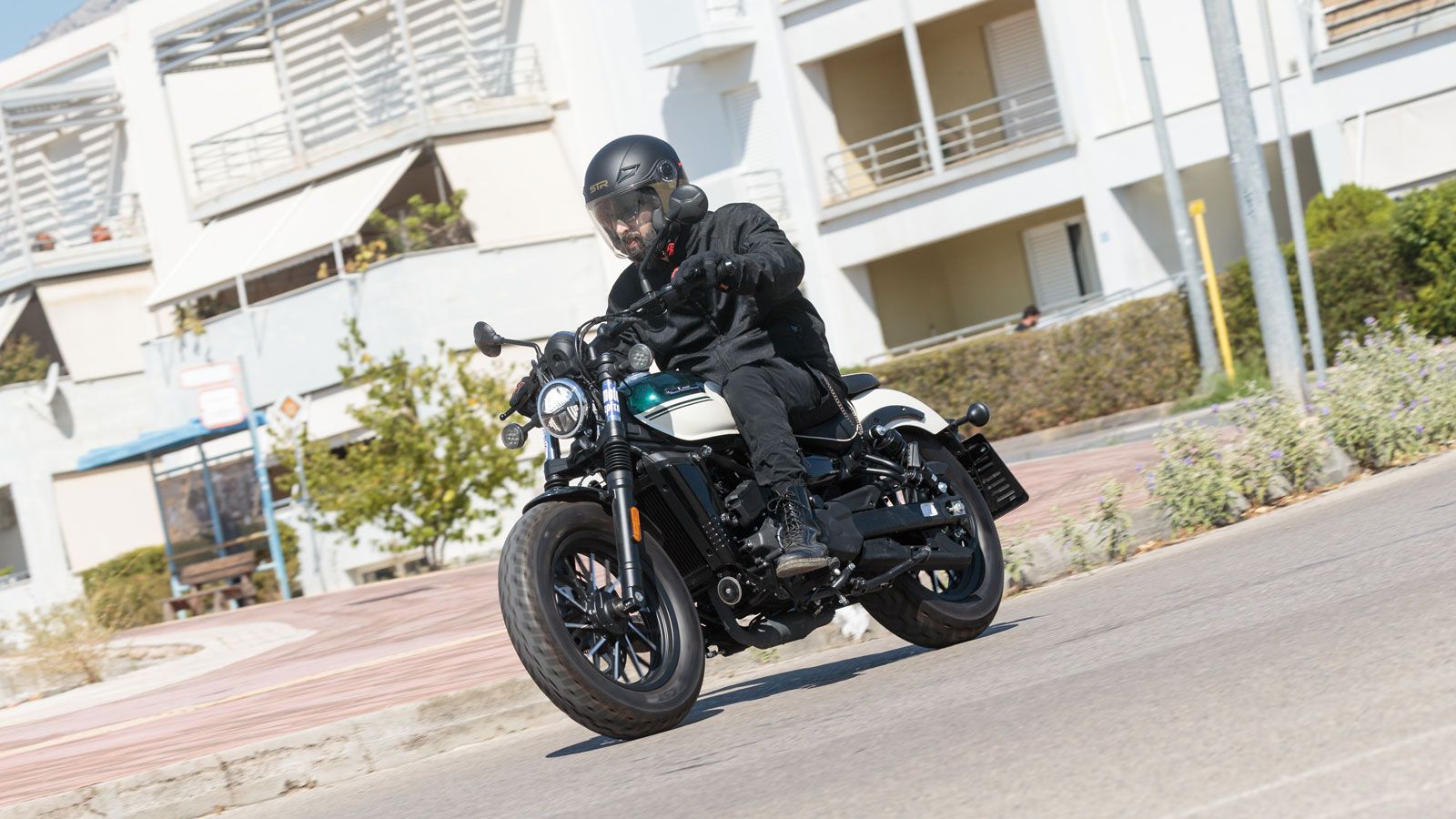 Στο δρόμο το μοντέλο αποδεικνύεται ευέλικτο και ευχάριστο. Στρίβει πρόθυμα και εμπνέει σιγουριά στον αναβάτη, ενώ η σταθερότητα είναι εντυπωσιακή για 