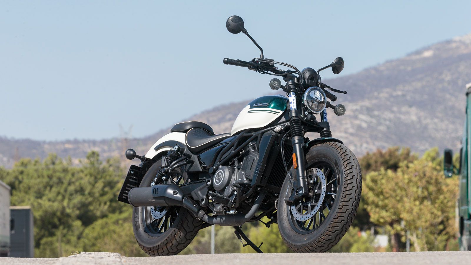 Το CFMOTO 250CL-C ακολουθεί το σχεδιαστικό DNA της σειράς CL-C και αποπνέει έντονη βρετανική γοητεία, που παραπέμπει σε κλασικά cruiser μιας άλλης επο