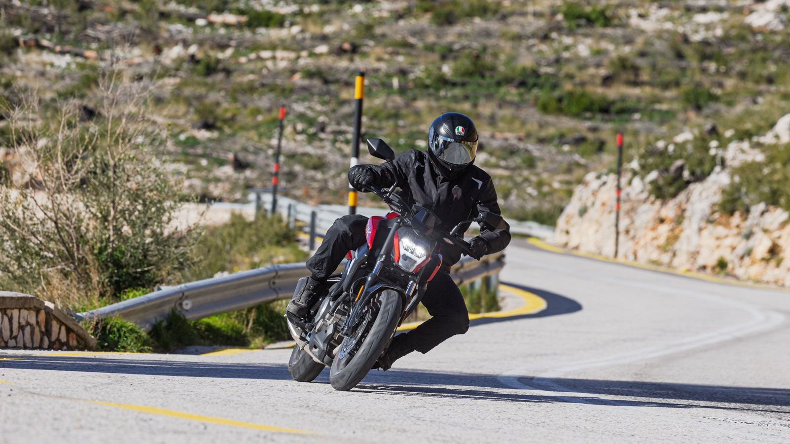  Στην πράξη, λοιπόν, έχεις έναν μονοκύλινδρο κινητήρα με φιλικό «νεύρο» που διαμοιράζει την δύναμη του ικανοποιητικά στο φάσμα των στροφών που δουλεύε