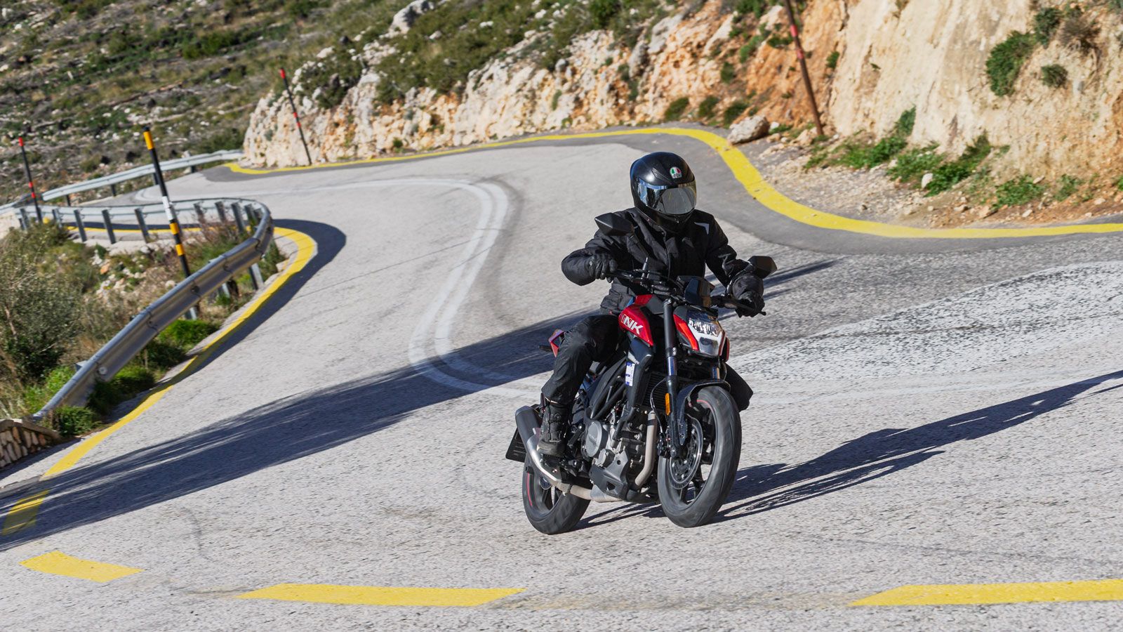 Όσον αφορά μια βόλτα λίγο έξω από την πόλη, στη δοκιμή μας  πήγαμε με το 250ΝΚ μία διαδρομή 70 χιλιομέτρων από επαρχιακό παράδρομο εθνικής και κάποια 