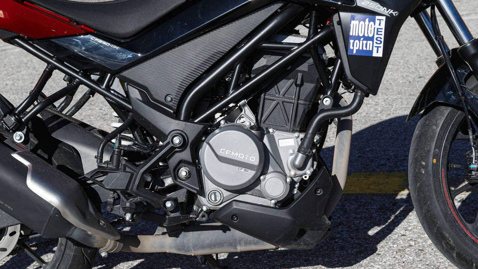 Ο μονοκύλινδρος υδρόψυκτος κινητήρας των 249 κ.εκ. είναι ένα σύνολο που συνδυάζει σβέλτο χαρακτήρα με πολιτισμένη λειτουργία, προσφέροντας ουσία τόσο 