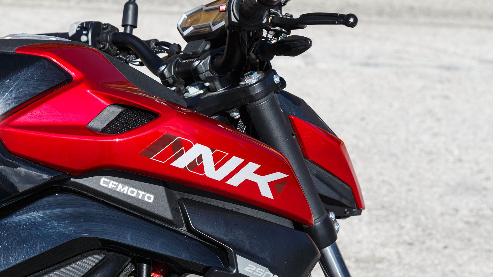 . Στον τομέα των αναρτήσεων, μπροστά συναντάμε τηλεσκοπικό πιρούνι διαμέτρου 37 χιλιοστών, το οποίο αποσβένει μερικώς τις ανωμαλίες του δρόμου, ενώ πί