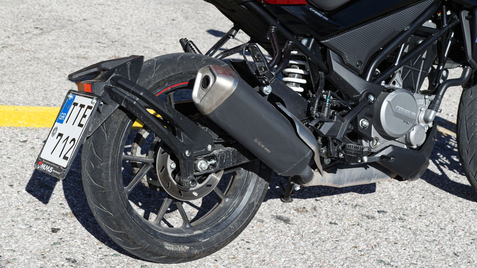 Στην πράξη, οι επιδόσεις επιβεβαιώνουν τον σπορ προσανατολισμό του: τα 0–50 χλμ/ώρα ολοκληρώνονται σε μόλις 2,9 δευτερόλεπτα, ενώ για το 0–