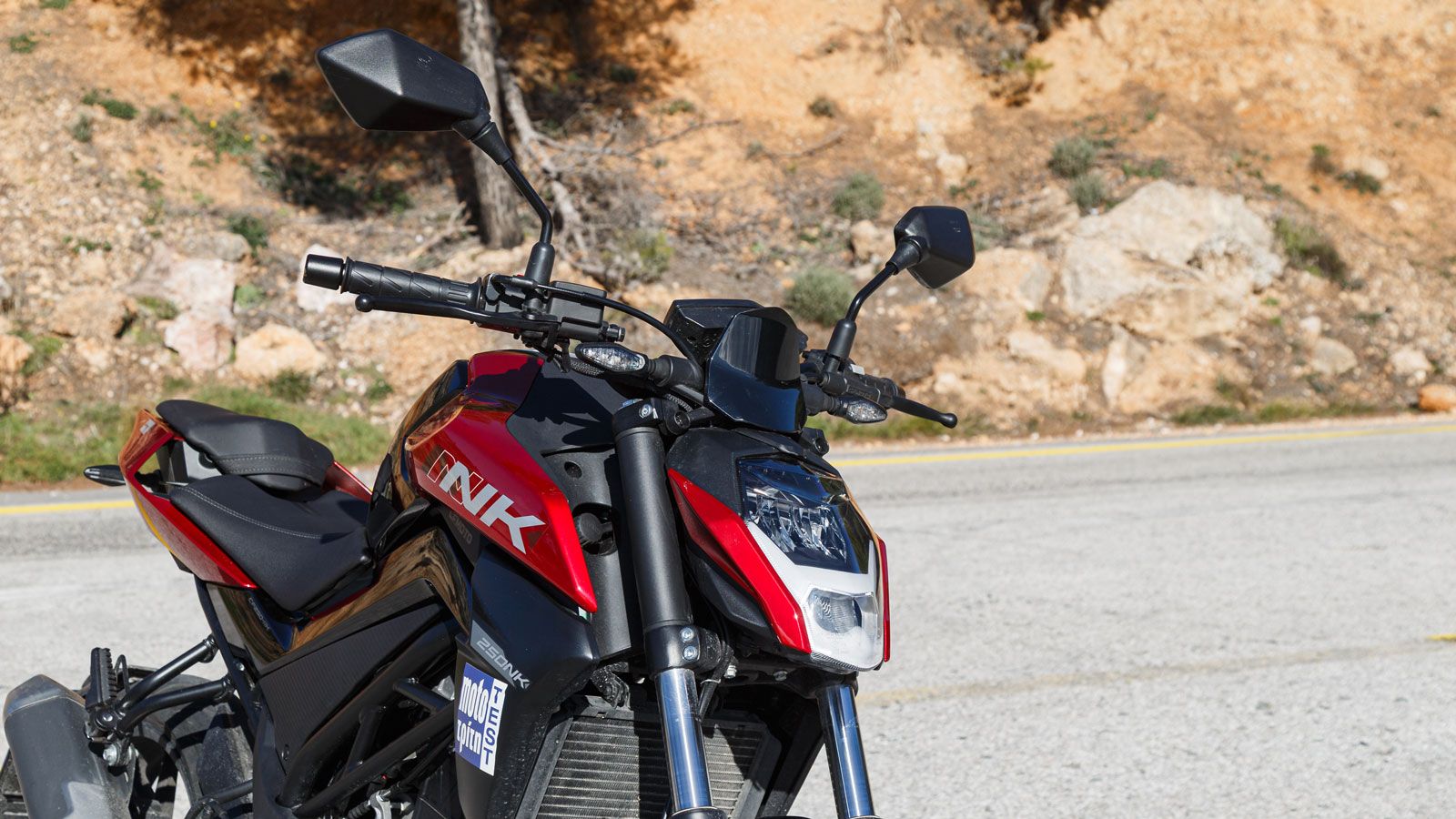 Κοφτερές γωνίες, αιχμηρό look από τα LED φωτιστικά σώματα και ξεχωριστός –για την κατηγορία – αεροδυναμικός σχεδιασμός στην ουρά, είναι απ