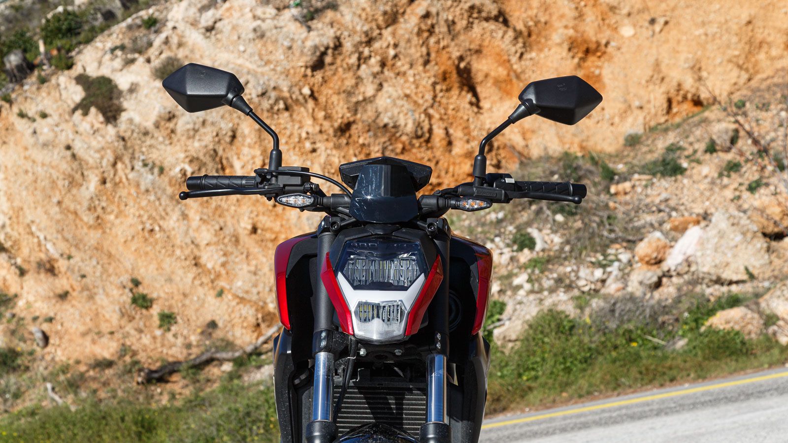  Δεν ακολουθεί εντελώς «total black» χρωματισμό σε αυτό το κομμάτι, αλλά τμήματα που συνηθίζονται να είναι ασημένια, όπως τα πατάκια, είναι βαμμένα μα