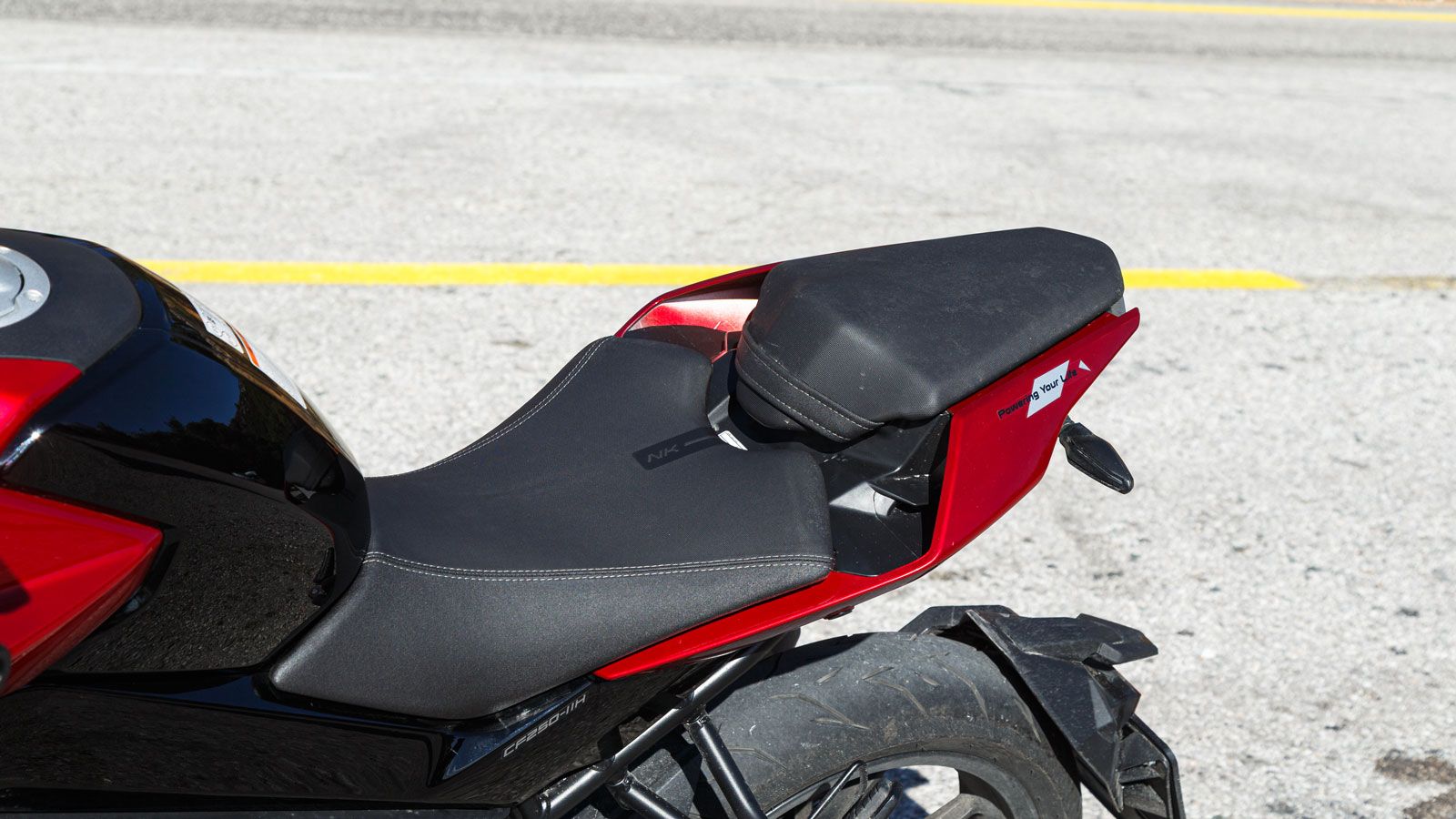 Ανεβαίνοντας πάνω στη μοτοσυκλέτα, διαπιστώνεις το πόσο «μανιτζέβελο» είναι το 250ΝΚ. Αυτό οφείλεται στο γεγονός ότι το βάρος του δεν ξεπερνάει τα 151