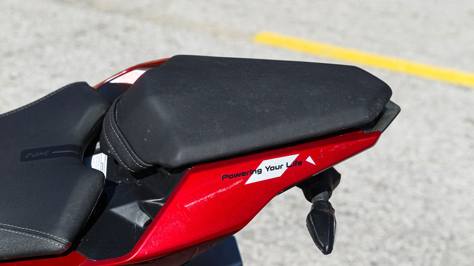 Έτσι, αναβάτες μικρότερου αναστήματος θα αισθάνονται ασφάλεια στο πάτημα του ποδιού στο έδαφος και στην διαχείριση του βάρους σε - στατικές και μη - μ