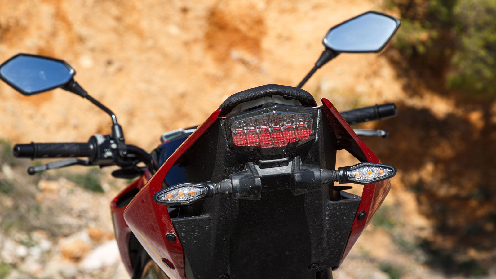 Τον αεροδυναμικό σχεδιασμό στην ουρά συμπληρώνει η … «απουσία» πινακίδας, καθώς είναι τοποθετημένη με τον λασπωτήρα χαμηλά στον πίσω τροχό. 