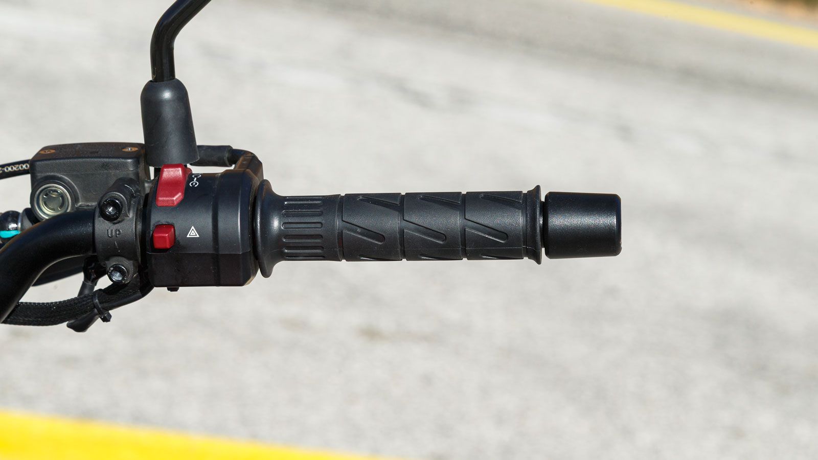 Το «cockpit» αποπνέει μία ποιοτική αίσθηση ενώ οι φωτιζόμενοι διακόπτες στα χειριστήρια δίνουν το κάτι τις παραπάνω στην εμπειρία του αναβάτη.