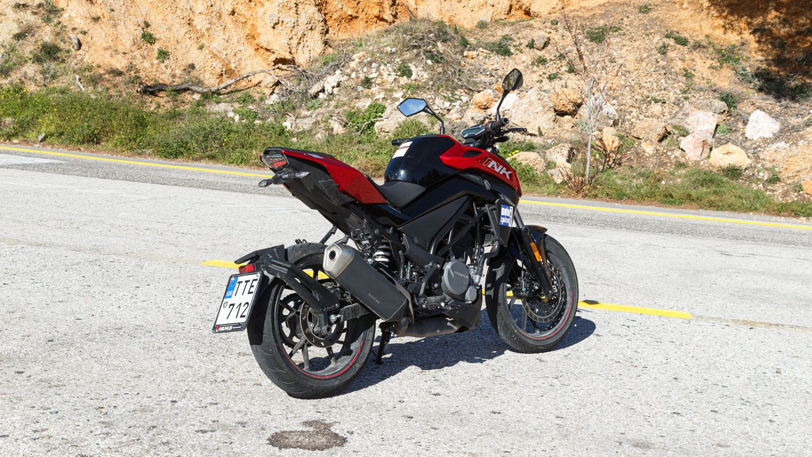 Το πλαίσιο ακολουθεί τη λογική του ατσάλινου χωροδικτυώματος, μια δοκιμασμένη λύση που συνδυάζει ακαμψία και χαμηλό βάρος, συμβάλλοντας σε σταθερή και