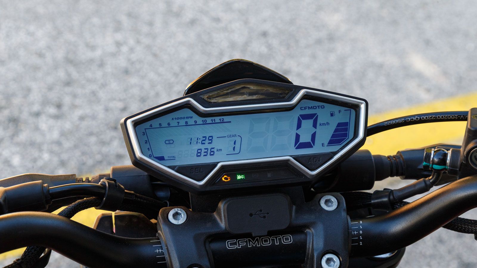 Η οθόνη που αντικρίζεις καθώς έρχεσαι στη θέση οδήγησης είναι φωτεινή και ευανάγνωστη υπό όλες τις συνθήκες και περιέχει όλες τις απαραίτητες πληροφορ