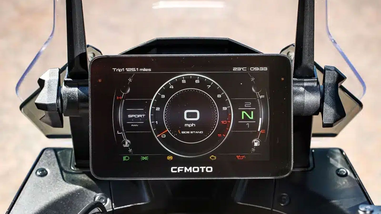 ξοπλίζεται με IMU έξι αξόνων, Bosch σύστημα ευστάθειας και τέσσερα riding modes, διαμορφώνοντας ένα πλήρες ηλεκτρονικό πακέτο που απευθύνεται σε αναβά