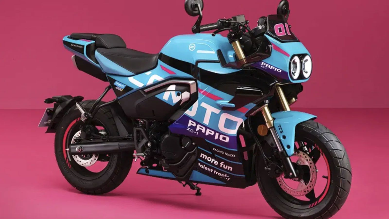 CFMoto XO Papio Racer 126cc με αγωνιστικό φέρινγκ τύπου Moto2, mini winglets και μπλε racing livery σε studio φόντο