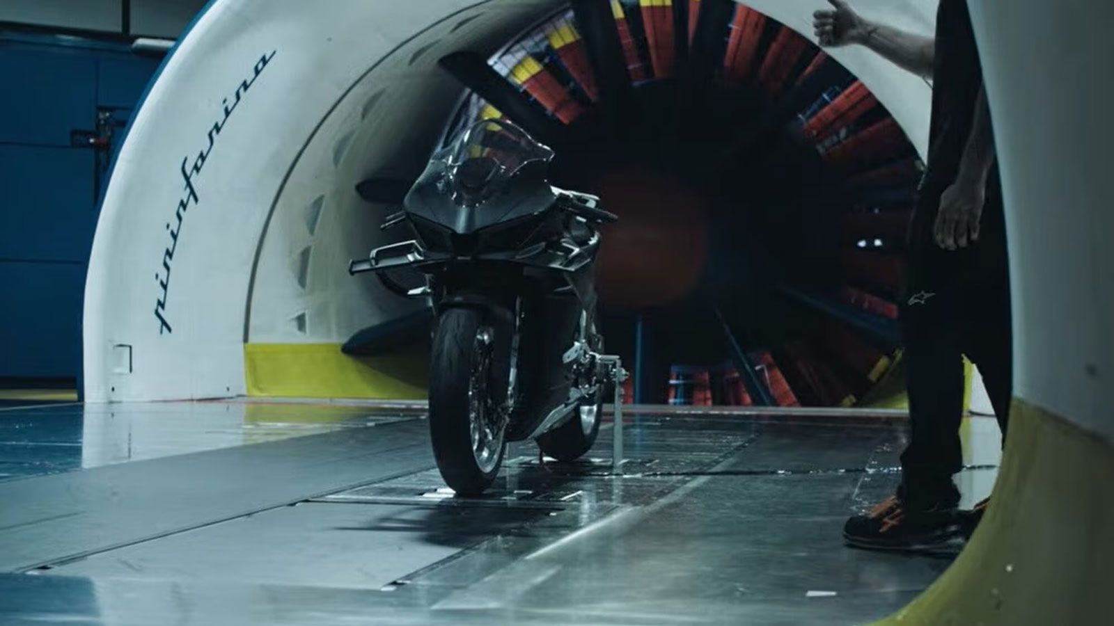 Η κινεζική superbike των 315 χλμ./ώρα μπαίνει στην αεροσήραγγα της Pininfarina