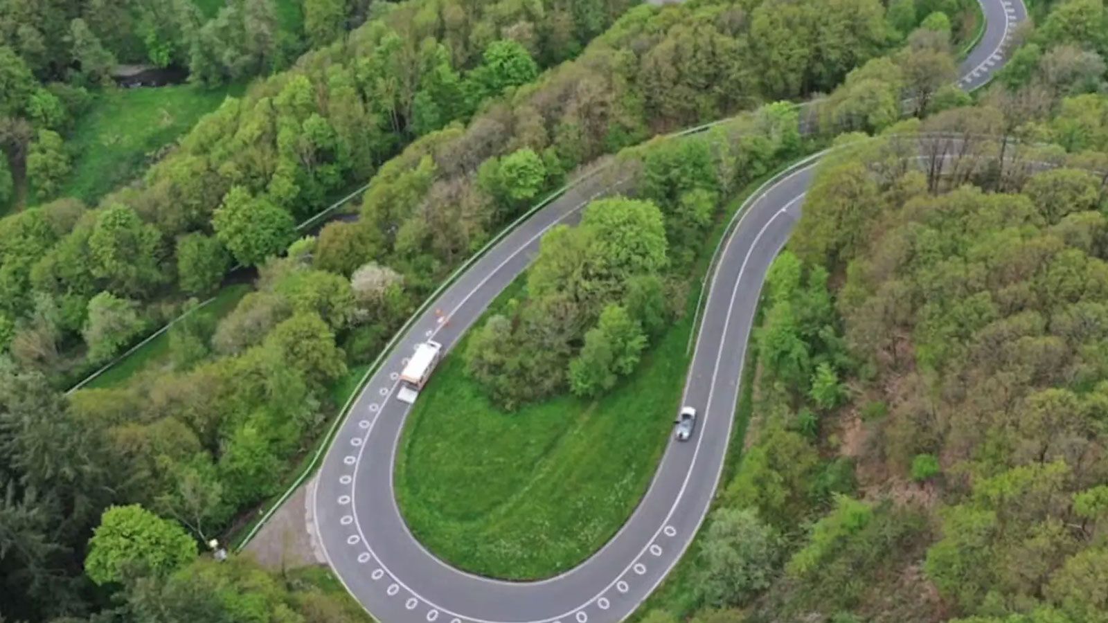 Η βασική αρχή είναι μία: κοίτα την έξοδο της στροφής. Το σώμα ακολουθεί το βλέμμα και η μοτοσυκλέτα ακολουθεί το σώμα. Αν κοιτάς το εμπόδιο, αυξάνεις 