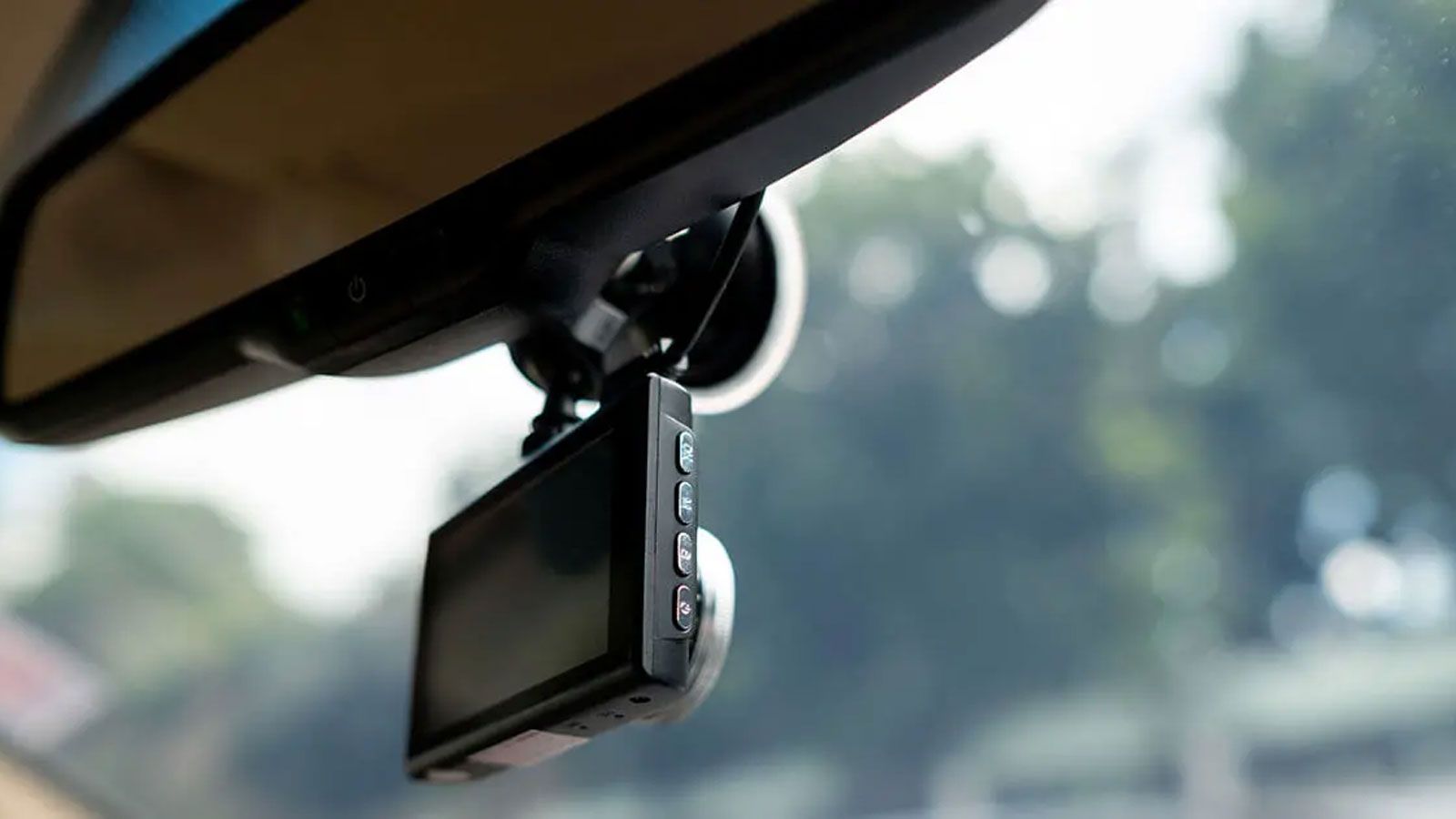 Μικρές, διακριτικές και οικονομικά προσιτές, οι dash cam έχουν αρχίσει να θεωρούνται βασικός «σύμμαχος» οδηγών και αναβατών σε περίπτωση τροχαίου.
