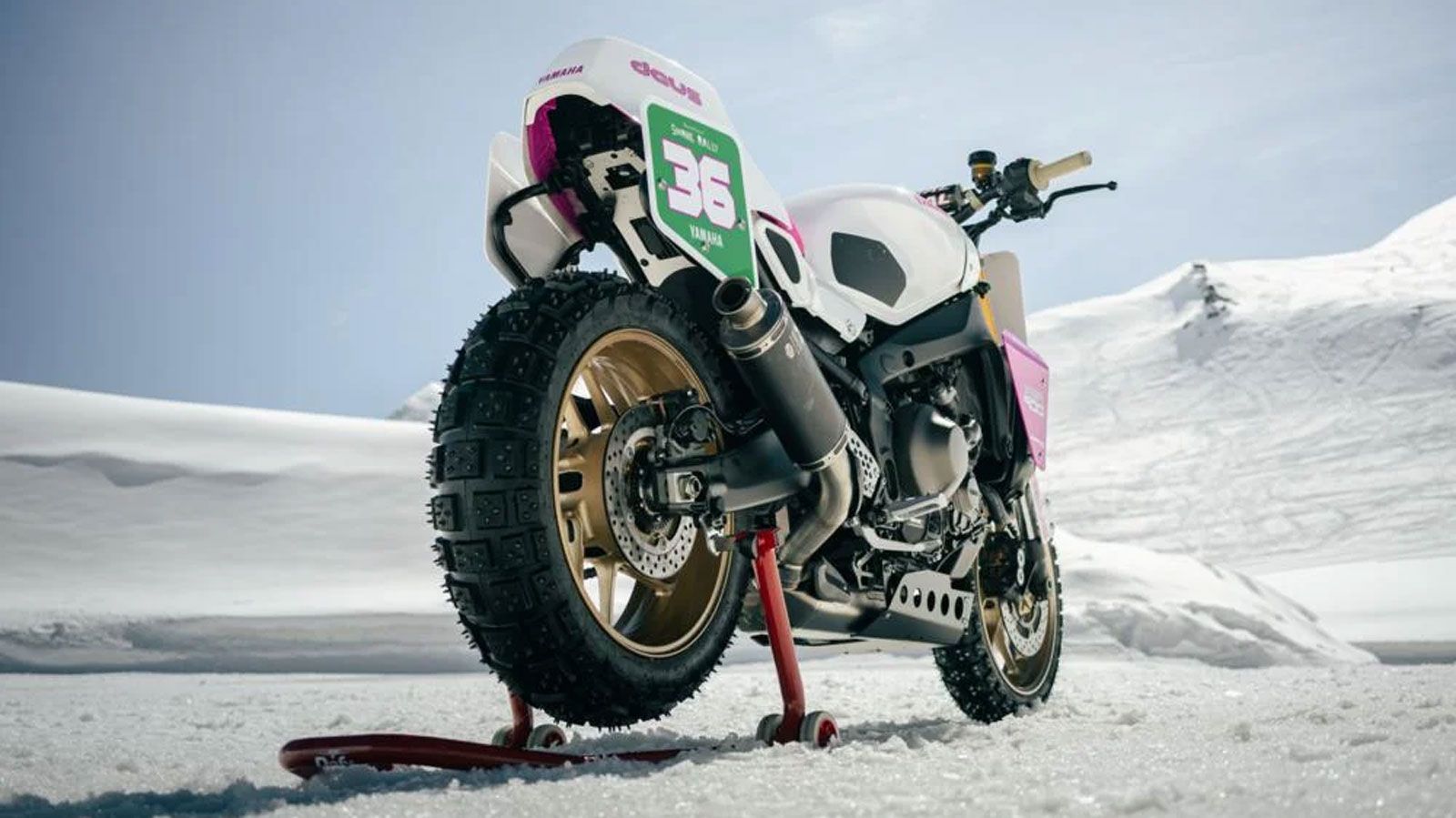 Το πίσω μέρος υιοθετεί έντονο flat track στυλ, με μεγάλη αγωνιστική πινακίδα αριθμού, ενώ τα off-road ελαστικά δείχνουν ξεκάθαρα ότι η μοτοσυκλέτα δεν