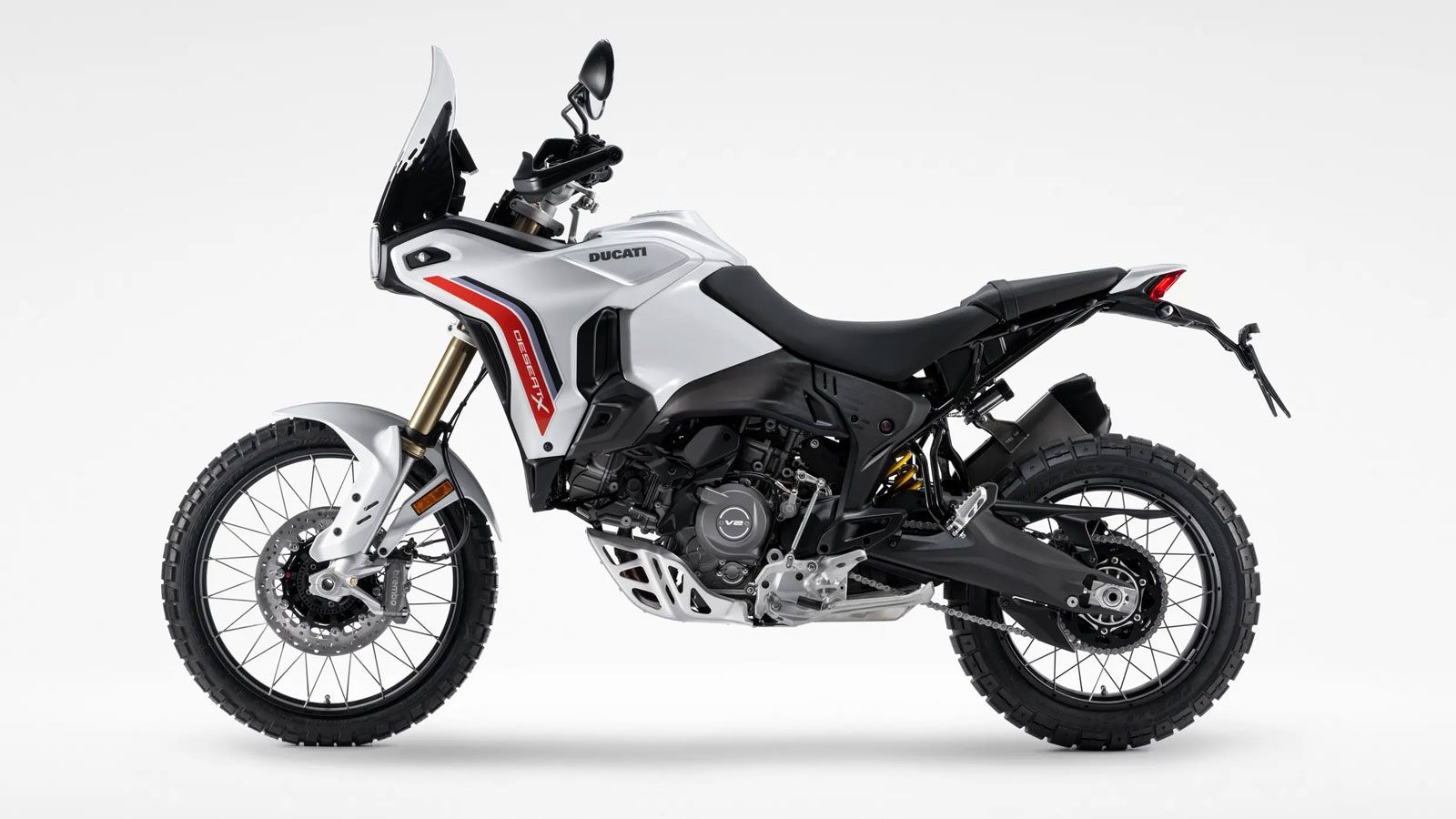 Στα φρένα, δύο δίσκοι 305 mm με μονομπλόκ δαγκάνες Brembo M4.32 εμπρός και μονός δίσκος πίσω. Οι ζάντες είναι tubeless 21 ιντσών μπροστά και 18 πίσω, 