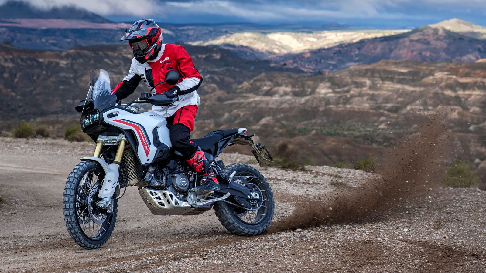 Το επίκεντρο είναι ο νέος V2 κινητήρας 890cc, με δύο επικεφαλής εκκεντροφόρους, τέσσερις βαλβίδες ανά κύλινδρο και σύστημα μεταβλητού χρονισμού IVT στ