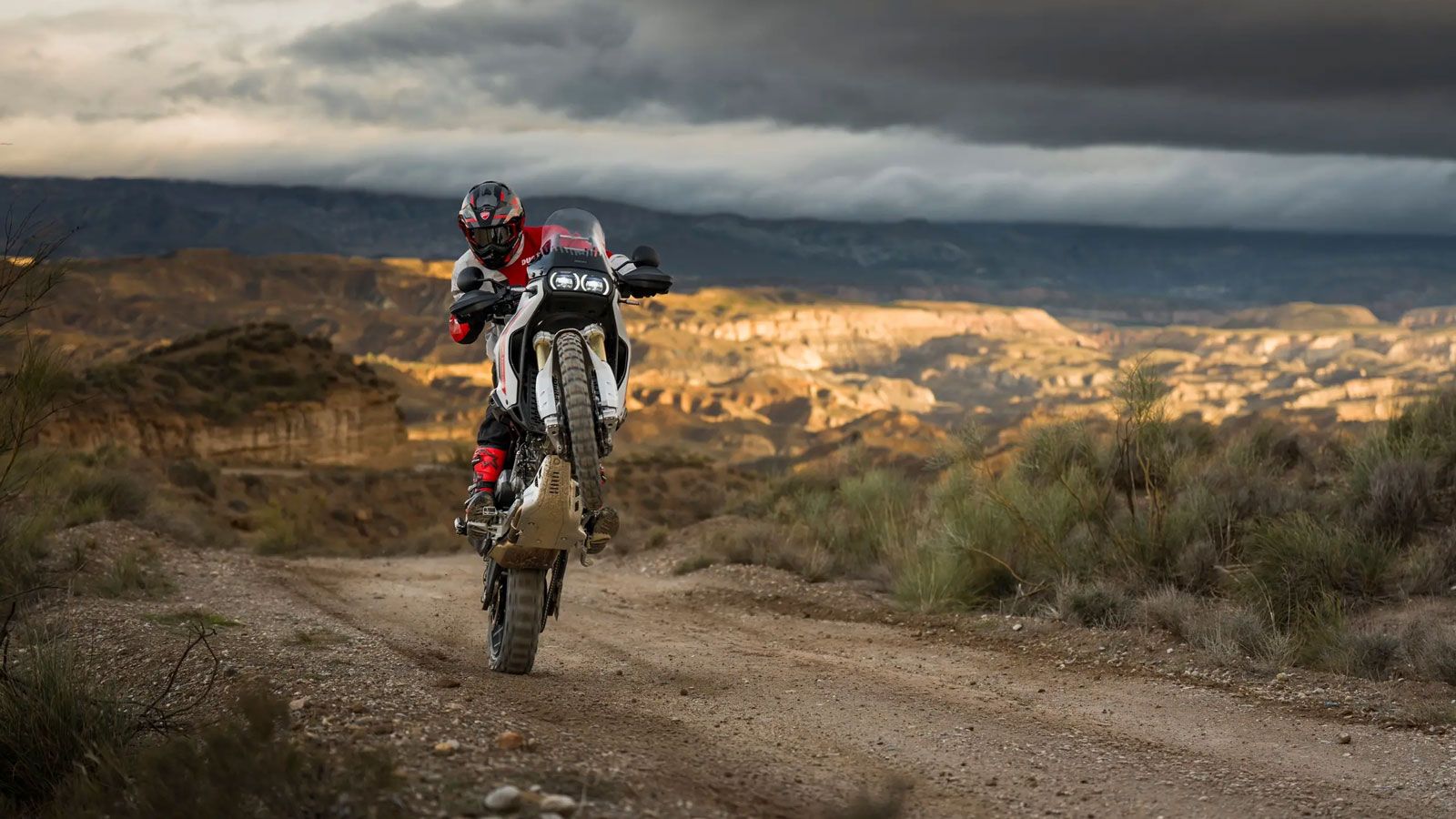 Το σημαντικό όμως δεν είναι μόνο τα νούμερα. Ο νέος V2 είναι πιο ελαφρύς και πιο συμπαγής, επιτρέποντας καλύτερη κατανομή μάζας και πιο «σφιχτό» συνολ