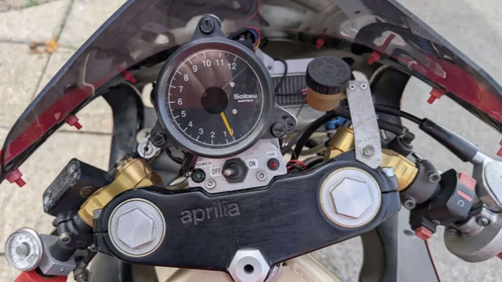 Η εμφάνιση θυμίζει 916, αλλά τα σωθικά λένε άλλη ιστορία. Η τιμονόπλακα προέρχεται από Aprilia RS125, τα πιρούνια από Ducati Monster, ενώ το πλαίσιο έ