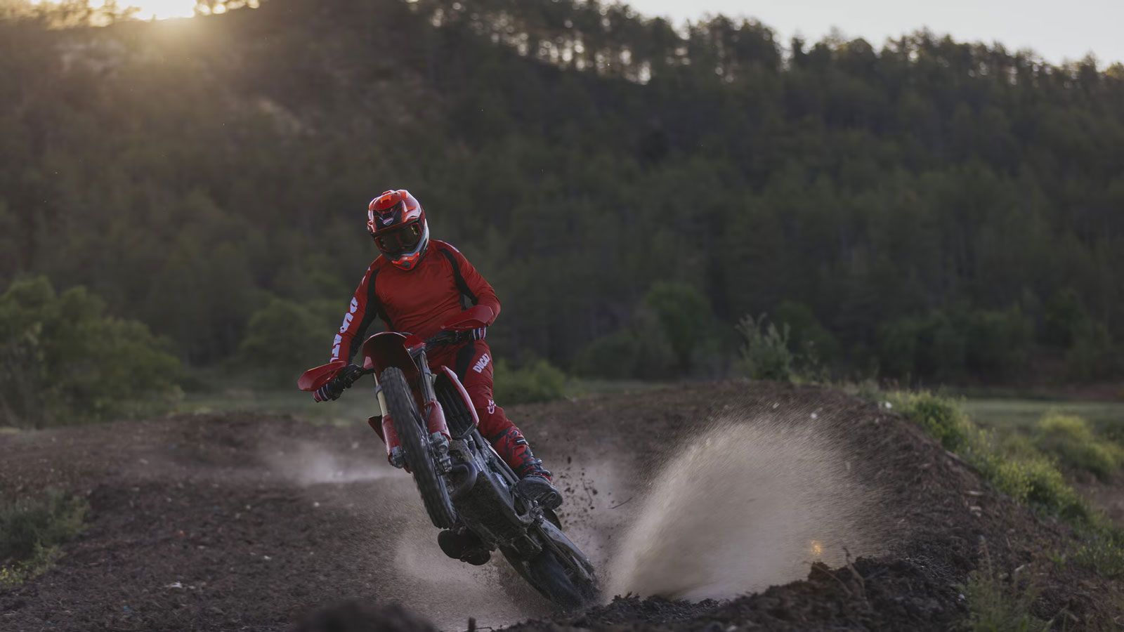 Μονοκύλινδρος Desmo κινητήρας με 54 ίππους και έμφαση στη ροπή