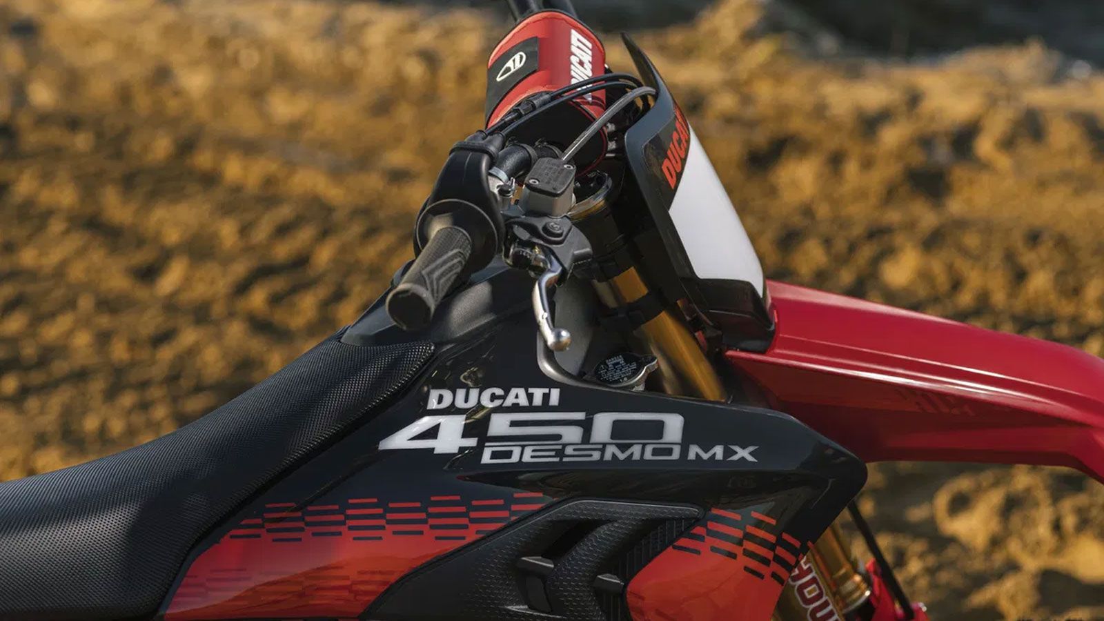 Η Ducati παρουσίασε τη Desmo450 MX Factory, την πιο αγωνιστικά προσανατολισμένη motocross μοτοσυκλέτα που έχει εξελίξει μέχρι σήμερα.