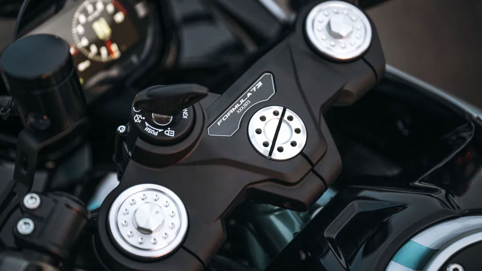 Λεπτομέρεια πλάκας τιμονιού Ducati Formula 73 με αριθμημένη έκδοση και premium billet αλουμινένια εξαρτήματα