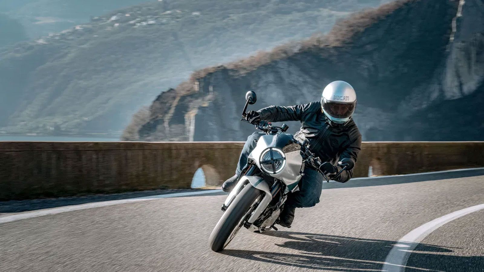 Ducati Formula 73 2026 σε ορεινή διαδρομή με αναβάτη σε δυναμική κλίση, café racer σχεδίαση εμπνευσμένη από την 750 Super Sport Desmo