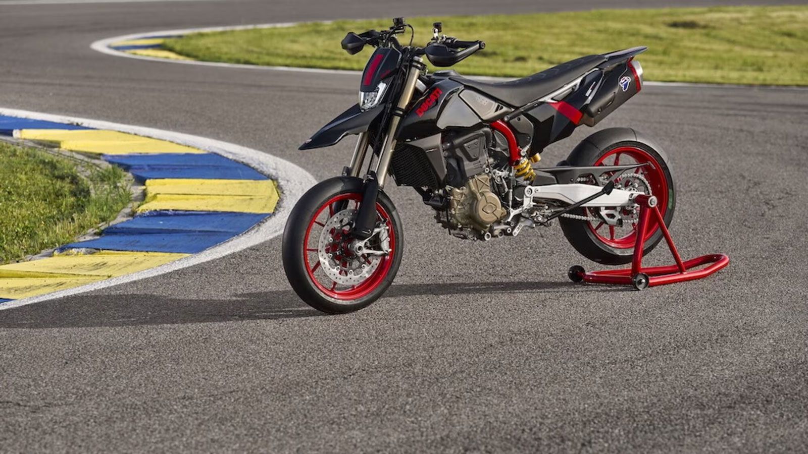 Η νέα Ducati Hypermotard 698 Mono θα ξεκινήσει να φτάνει στις αντιπροσωπείες από τον Ιούνιο του 2026, αποτελώντας τη νέα «σκοτεινή» επιλογή για όσους 