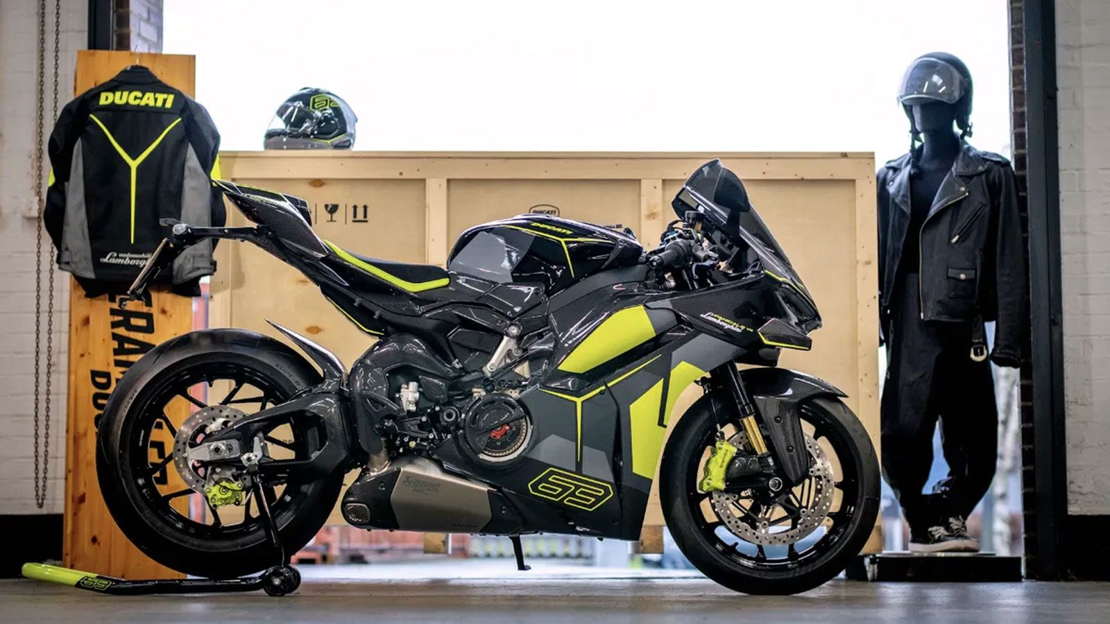 Ducati Panigale V4 Lamborghini σε εκθεσιακό χώρο με ειδική ένδυση Ducati-Lamborghini στο φόντο και λεπτομέρειες Verde Citrea.