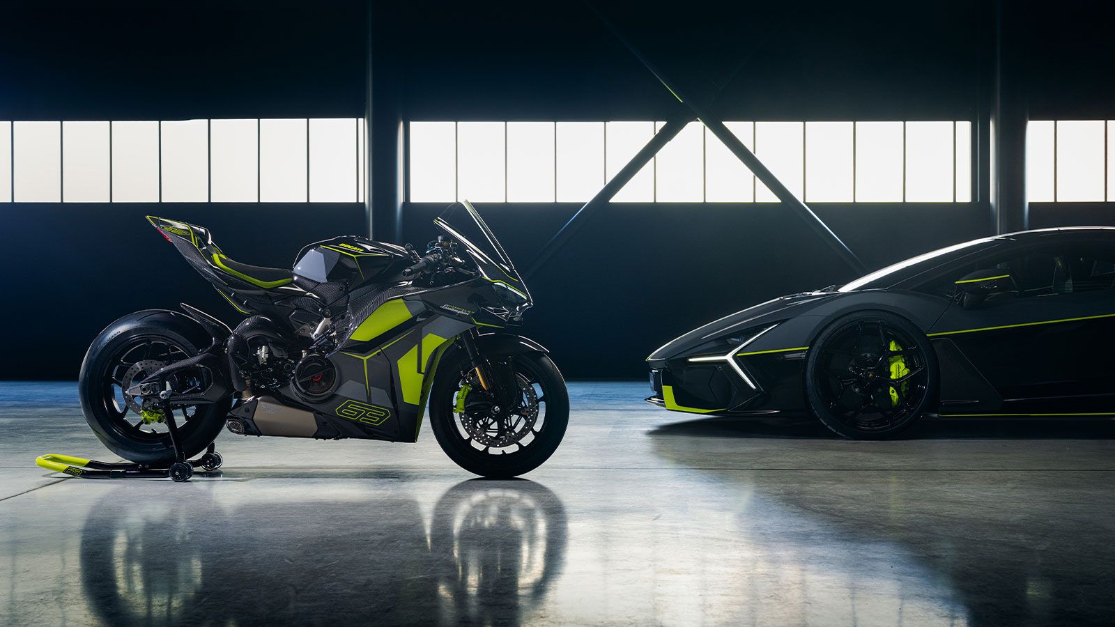 Ducati Panigale V4 Lamborghini σε γκρι-μαύρο χρωματισμό με neon πράσινες λεπτομέρειες δίπλα σε Lamborghini Revuelto μέσα σε σκοτεινό studio.