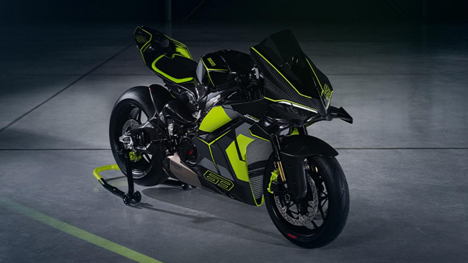 Πλαϊνή άποψη Ducati Panigale V4 Lamborghini σε περιορισμένη έκδοση με carbon σώμα και αριθμό 63 σε φωτισμένο studio.