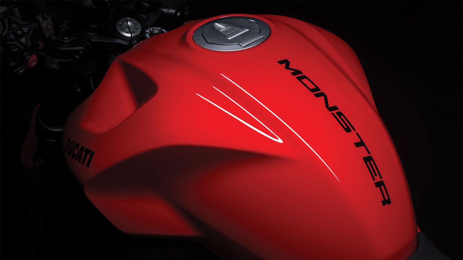 Το μυώδες και γεμάτο καμπύλες ρεζερβουάρ τονίζει τον έντονο δυναμισμό του τέρατος ενώ λεπταίνει στο πίσω μέρος του, μεταβαίνοντας ομαλά προς την στενή